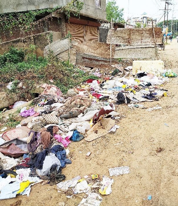 Garbage dumped on the road side on the way to Signal Basti in Dimapur on August 31. (Morung Photo)
